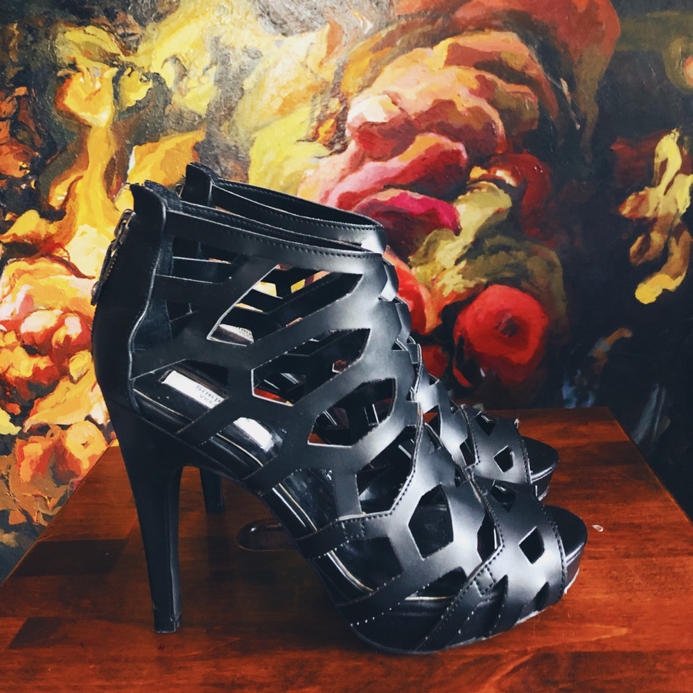 Simply Vera Wang Caged Heels Size 7 SEXY